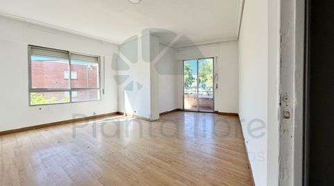 Piso de 4 habitaciones con patio, balcones y trastero en Logroño