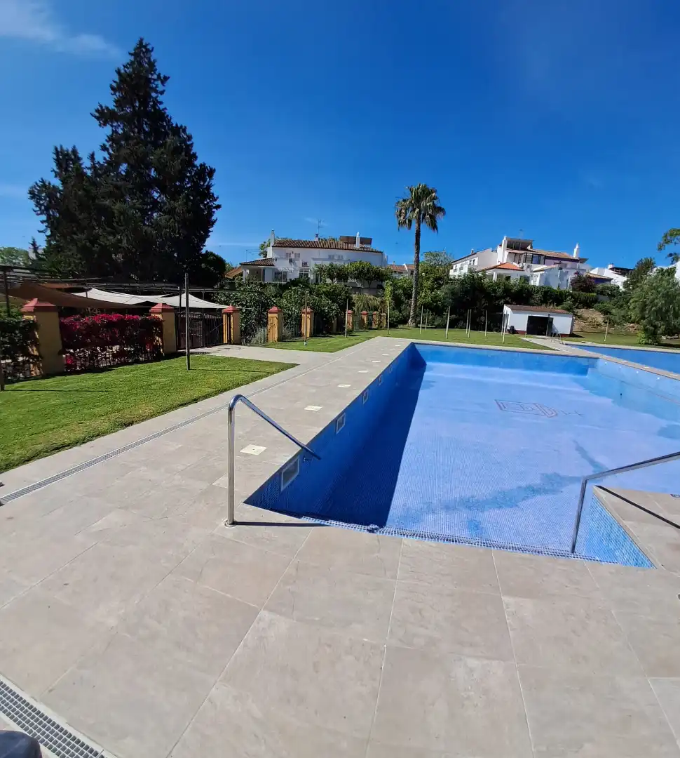 Piscina de Casa adosada de lloguer en Tomares amb Aire condicionat i Piscina