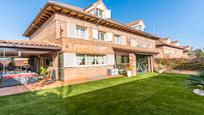 Vista exterior de Casa adosada en venda en Majadahonda amb Aire condicionat, Calefacció i Jardí privat