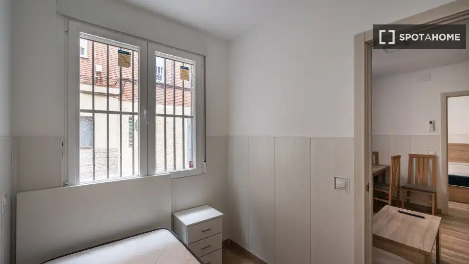 Dormitori de Apartament per a compartir en Madrid amb Aire condicionat, Terrassa i Moblat