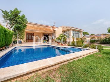 Villa mit Pool zum Verkauf in El Grao