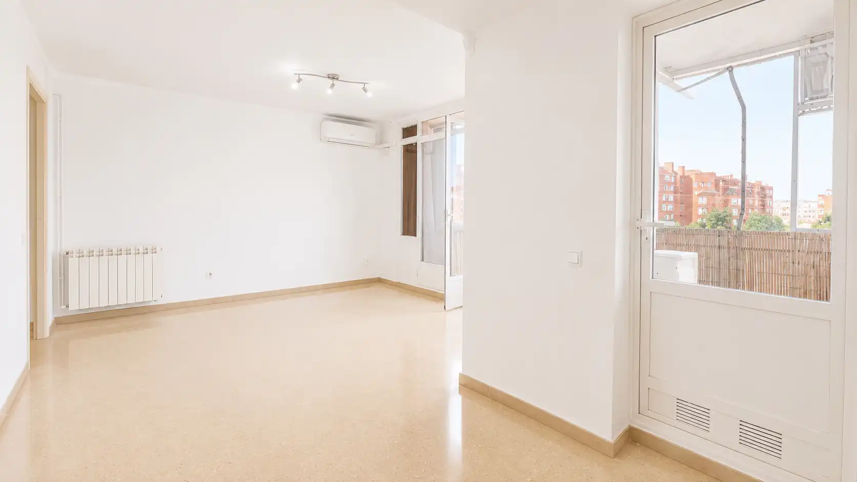 Sala de estar de Piso en venta en Cerdanyola del Vallès con Aire acondicionado, Calefacción y Balcón