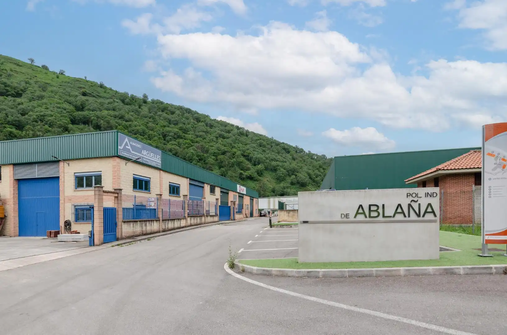 Vista exterior de Nau industrial en venda en Mieres (Asturias)