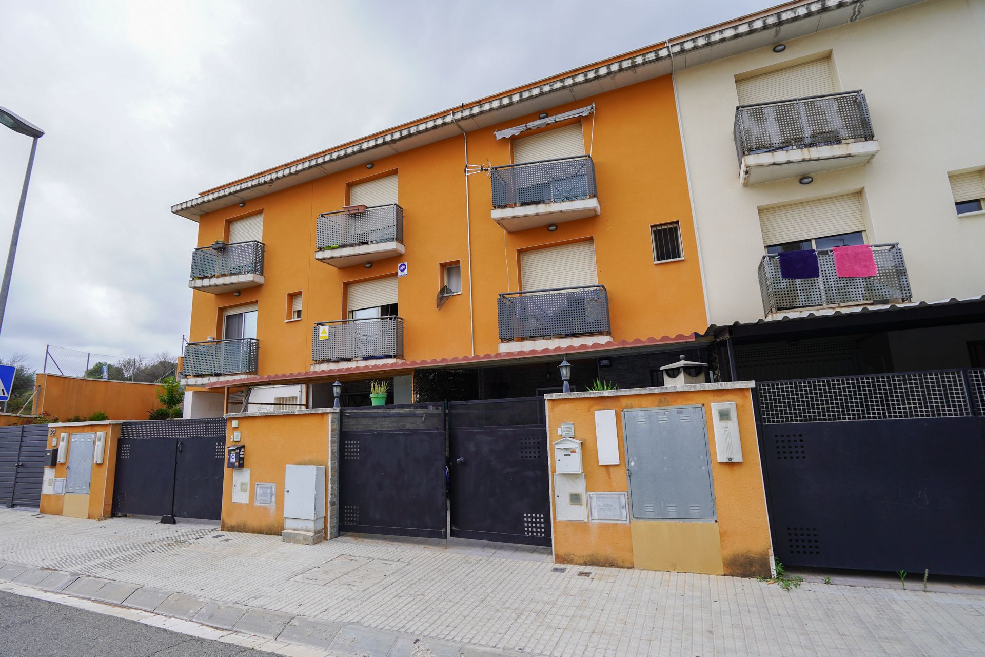 Vista exterior de Casa adosada en venda en Constantí amb Aire condicionat, Calefacció i Jardí privat
