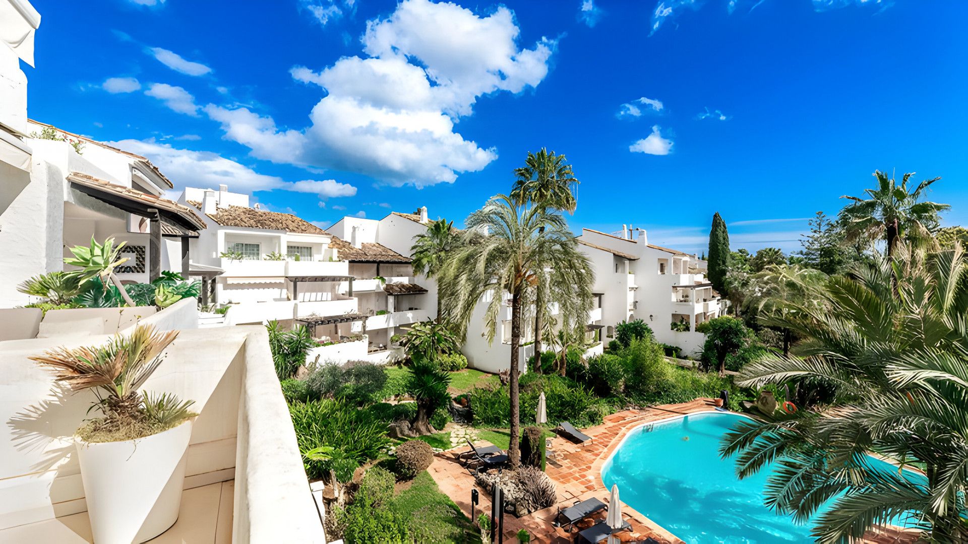 Vista exterior de Àtic en venda en Marbella amb Aire condicionat, Terrassa i Piscina