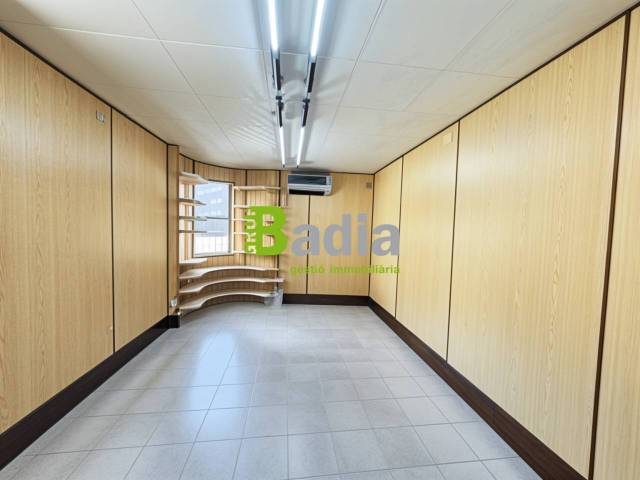 Local comercial en Alquiler en Camp de Mart en Centre Històric