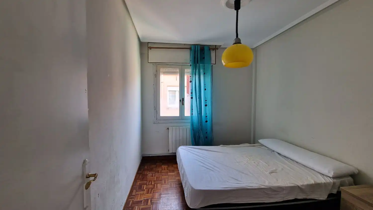 Habitación de Piso en venta en Torrelavega  con Calefacción y Balcón