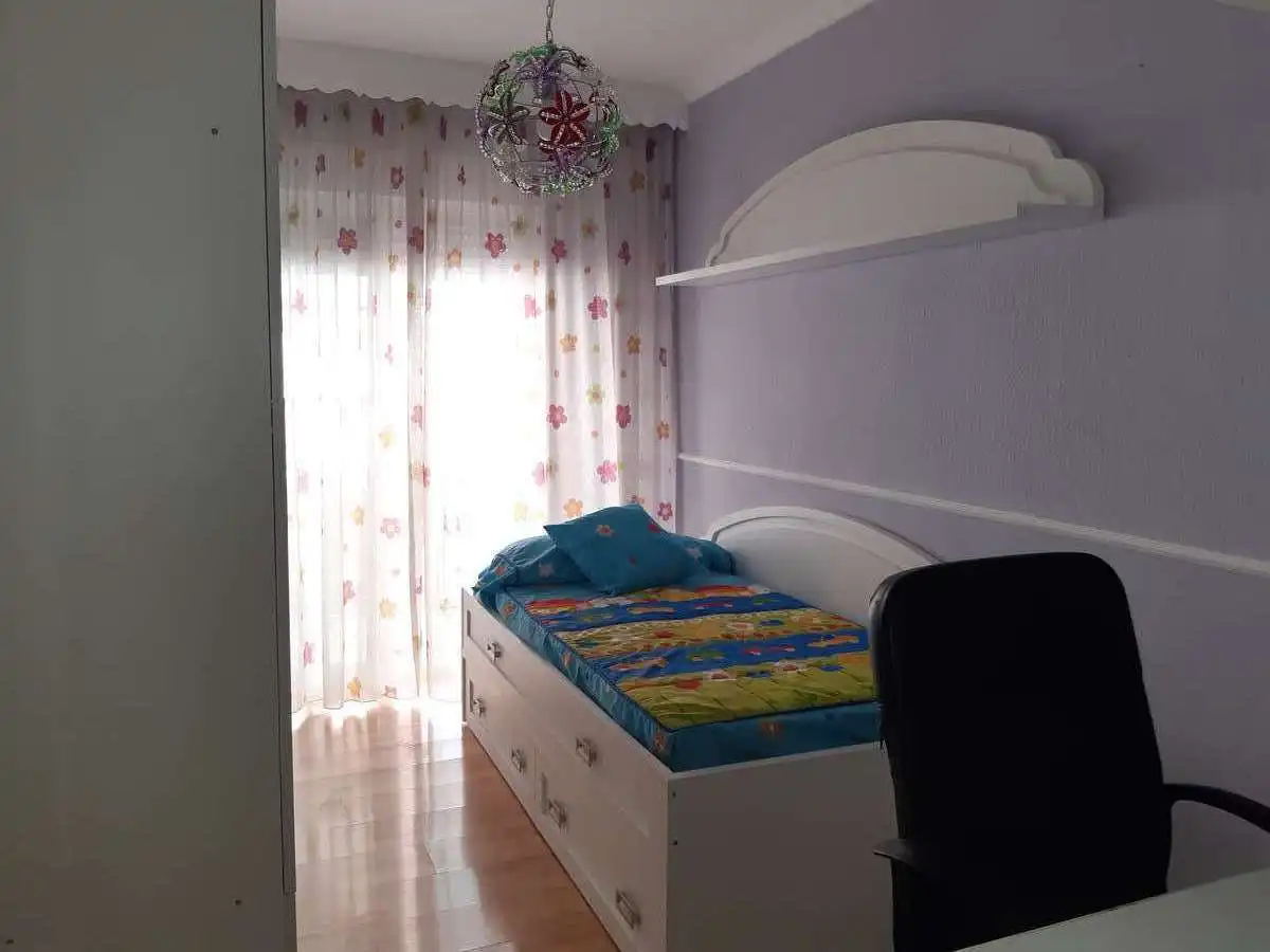 Habitación de Piso de alquiler en Granada con Calefacción, Amueblado y Microondas