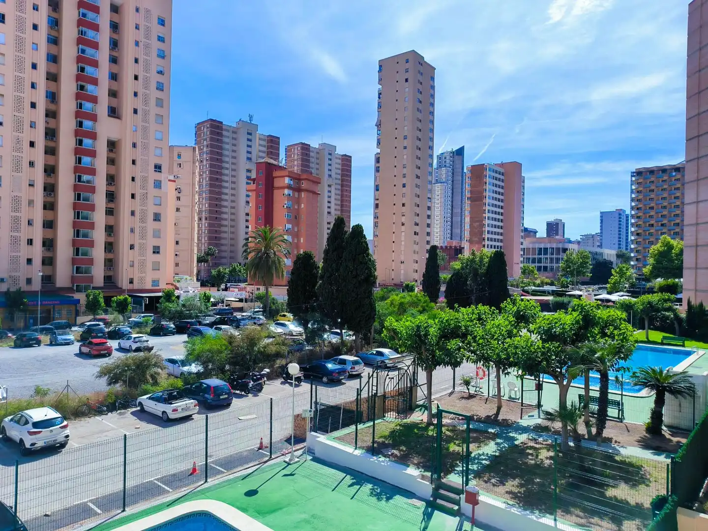 Vista exterior de Apartament en venda en Benidorm amb Aire condicionat, Jardí privat i Moblat