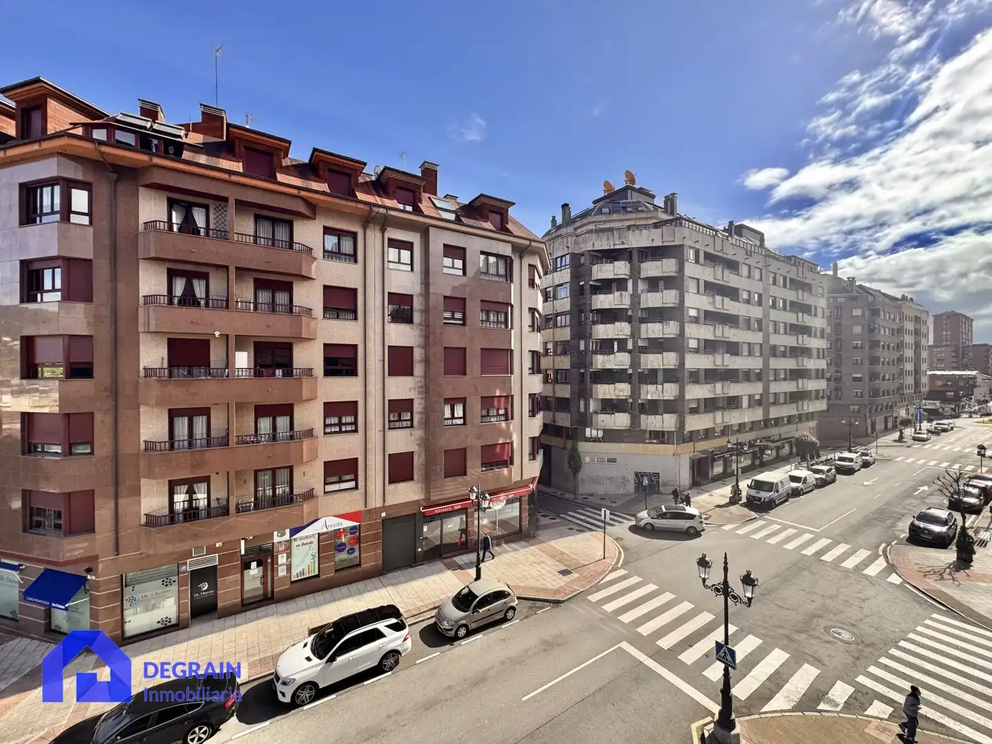 Vista exterior de Pis en venda en Oviedo  amb Traster i Balcó