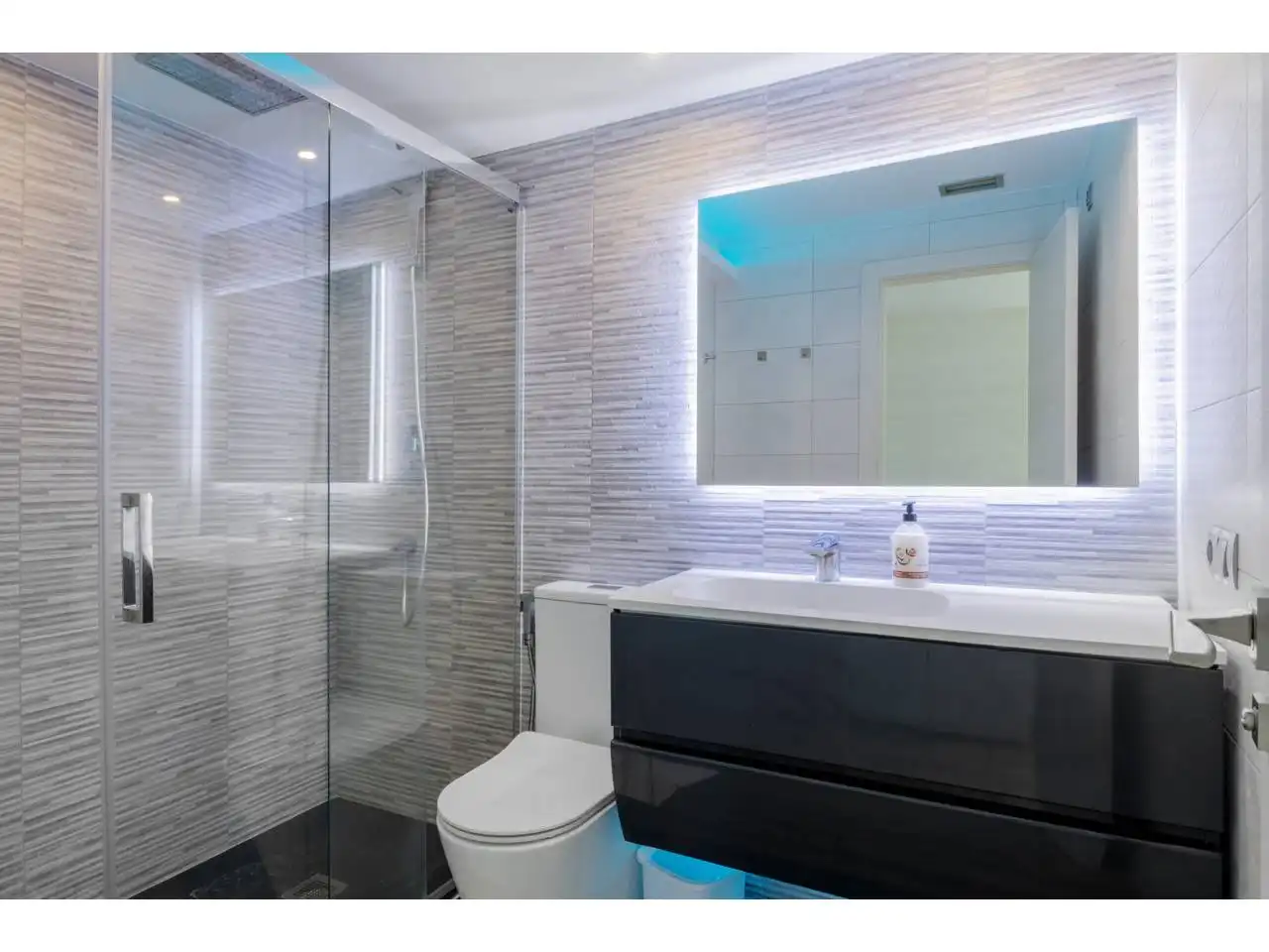 Baño de Piso en venta en Valencia con Aire acondicionado, Terraza y Amueblado