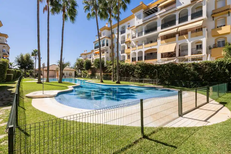 Schwimmbecken von Wohnung zum Verkauf in Marbella mit Klimaanlage, Heizung und Privatgarten