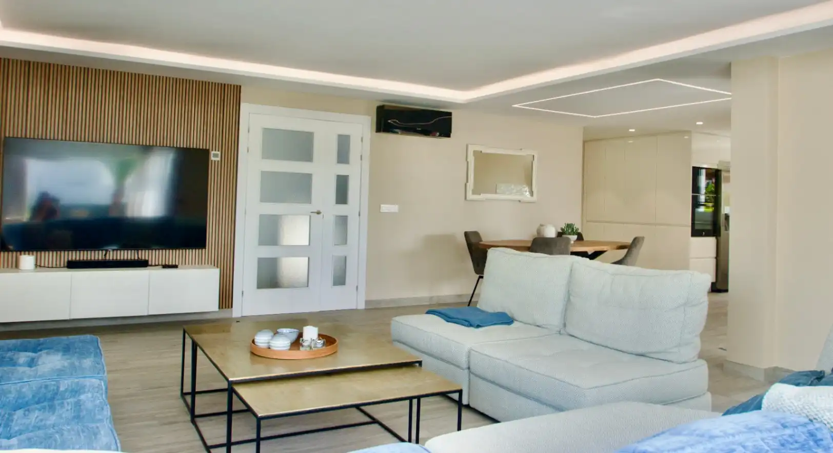 Sala d'estar de Casa o xalet en venda en L'Alfàs del Pi amb Aire condicionat, Calefacció i Jardí privat