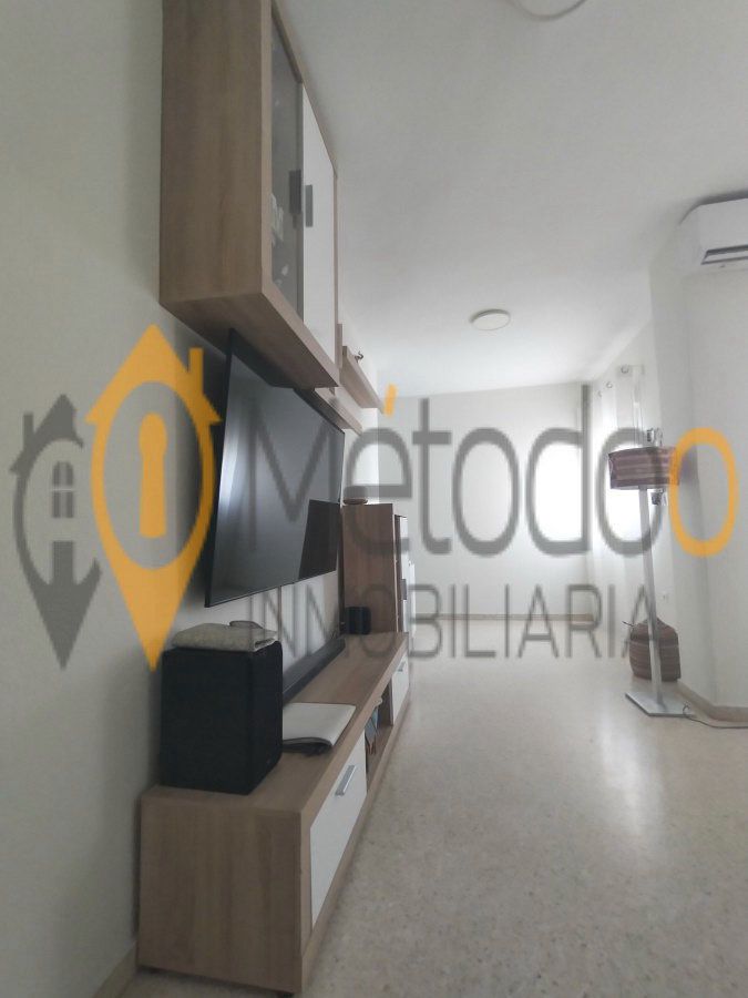 Living room of Flat for sale in  Sevilla Capital  with Air Conditioner, Oven and Microwave