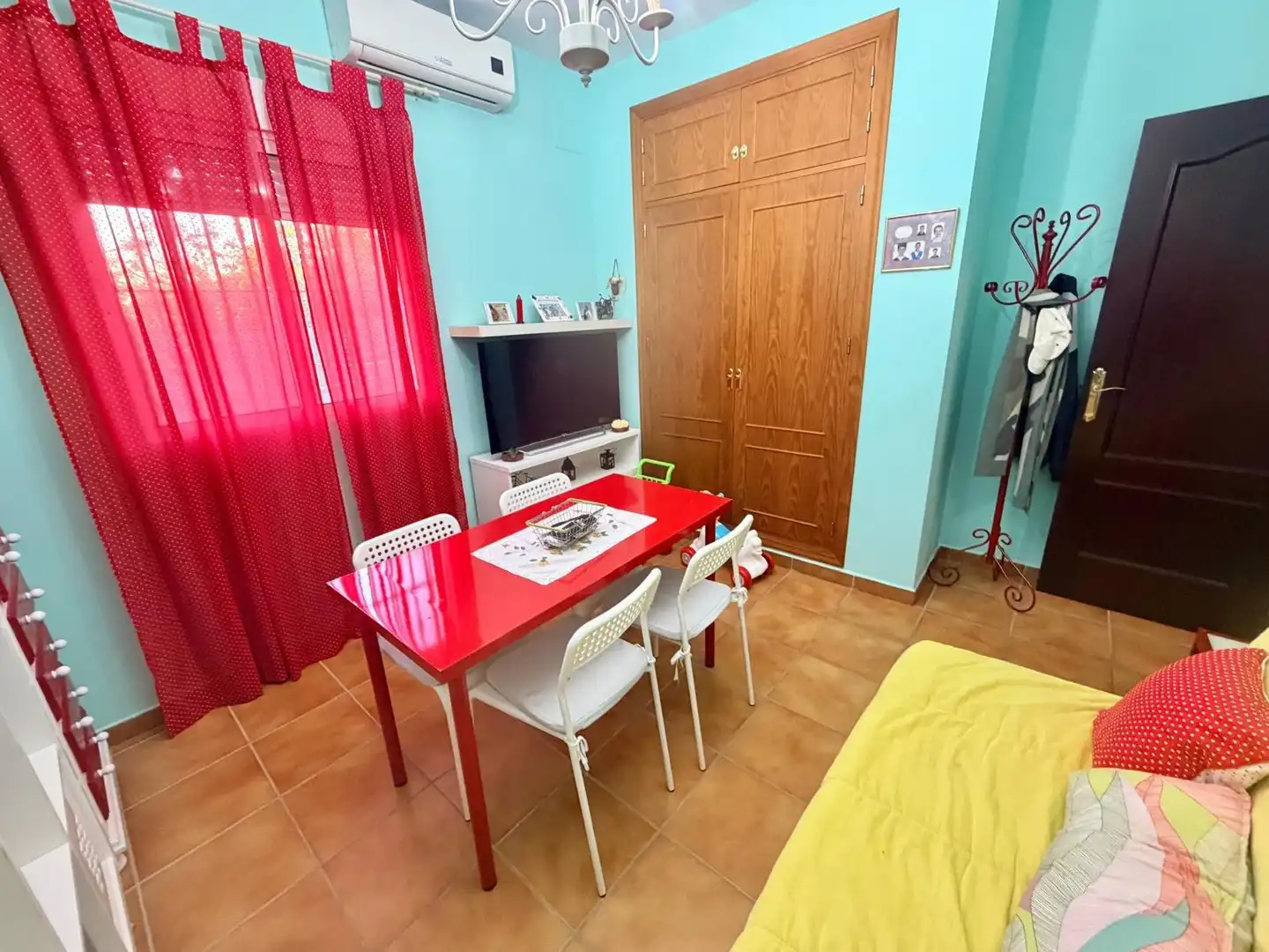 Sala d'estar de Casa o xalet en venda en Chiclana de la Frontera amb Aire condicionat, Jardí privat i Traster