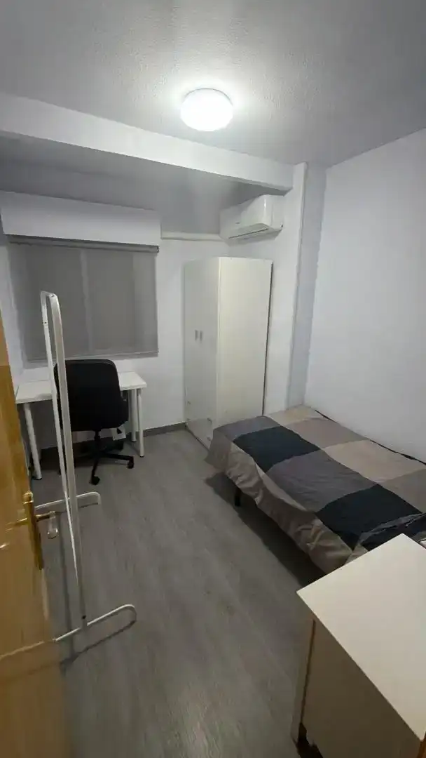 Bedroom of Flat for rent in Alcorcón  with Air Conditioner, Furnished and Balcony