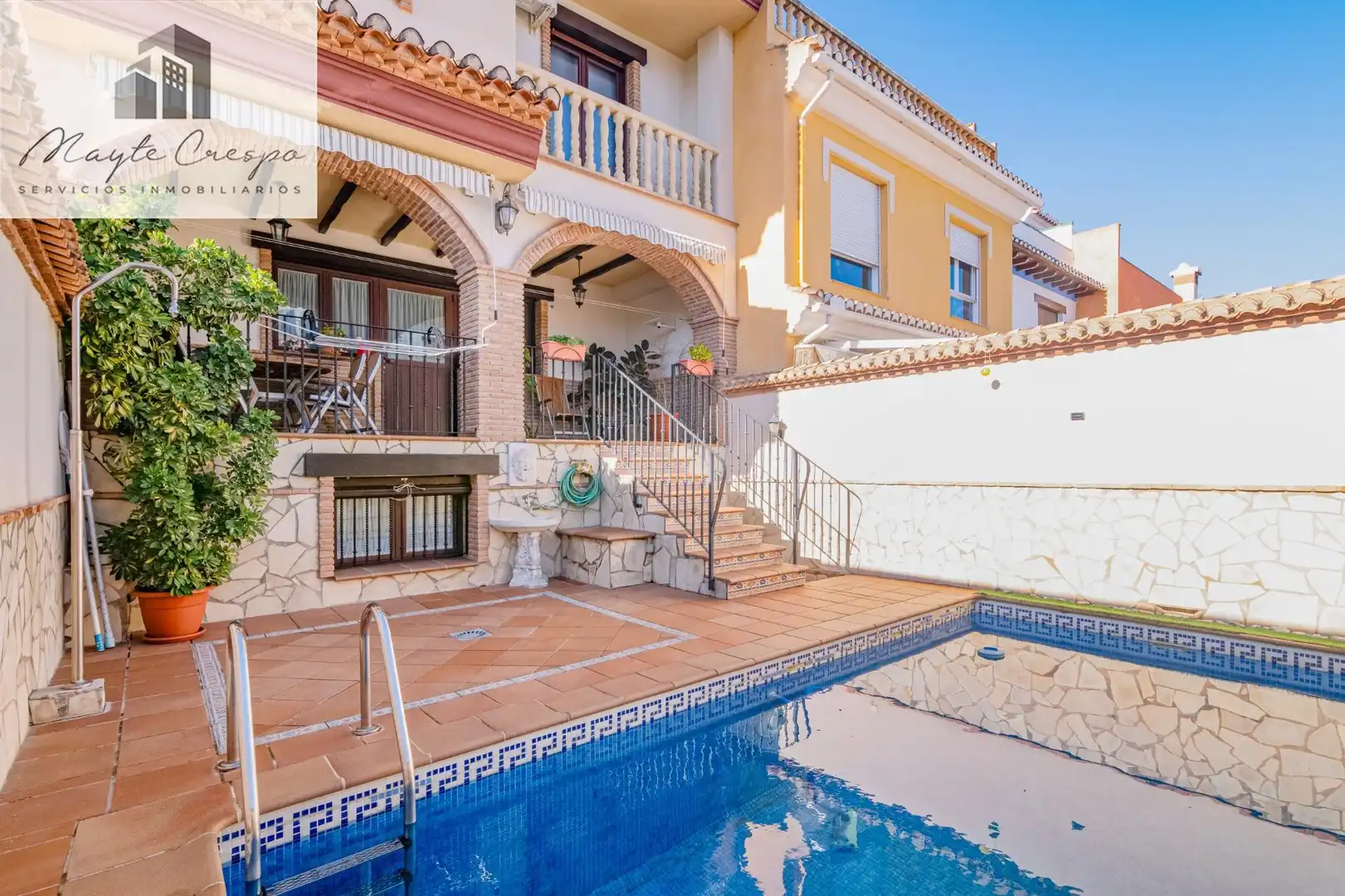 Casa a schiera con terrazza in vendita a La Zubia Ciudad