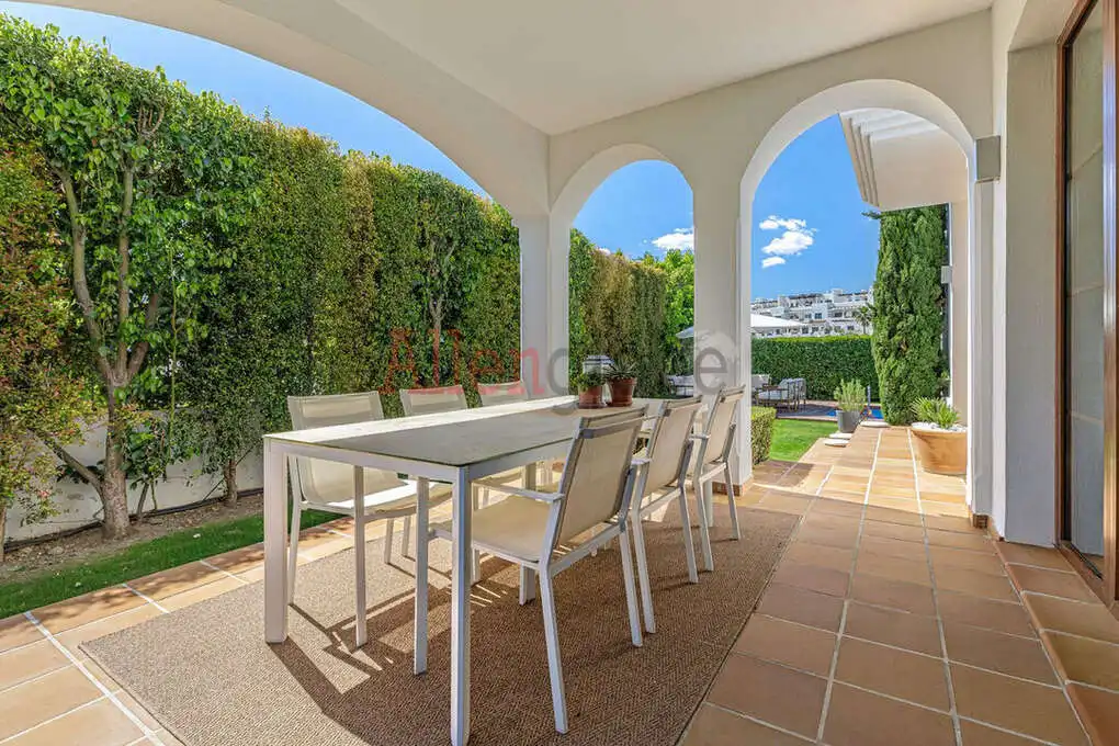 Terrassa de Casa o xalet en venda en Estepona amb Aire condicionat, Calefacció i Jardí privat