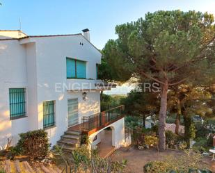 Vista exterior de Casa o xalet de lloguer en Premià de Dalt amb Aire condicionat, Calefacció i Jardí privat