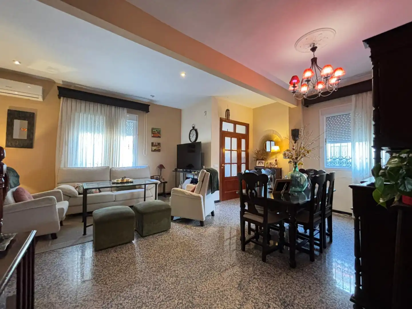 Sala d'estar de Casa o xalet en venda en Dos Hermanas amb Balcó