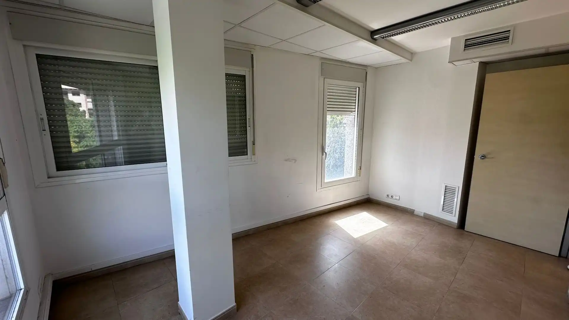 Office for rent in Tortosa  with Air Conditioner