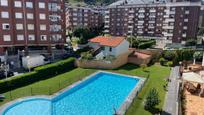 Piscina de Pis en venda en Castro-Urdiales amb Terrassa