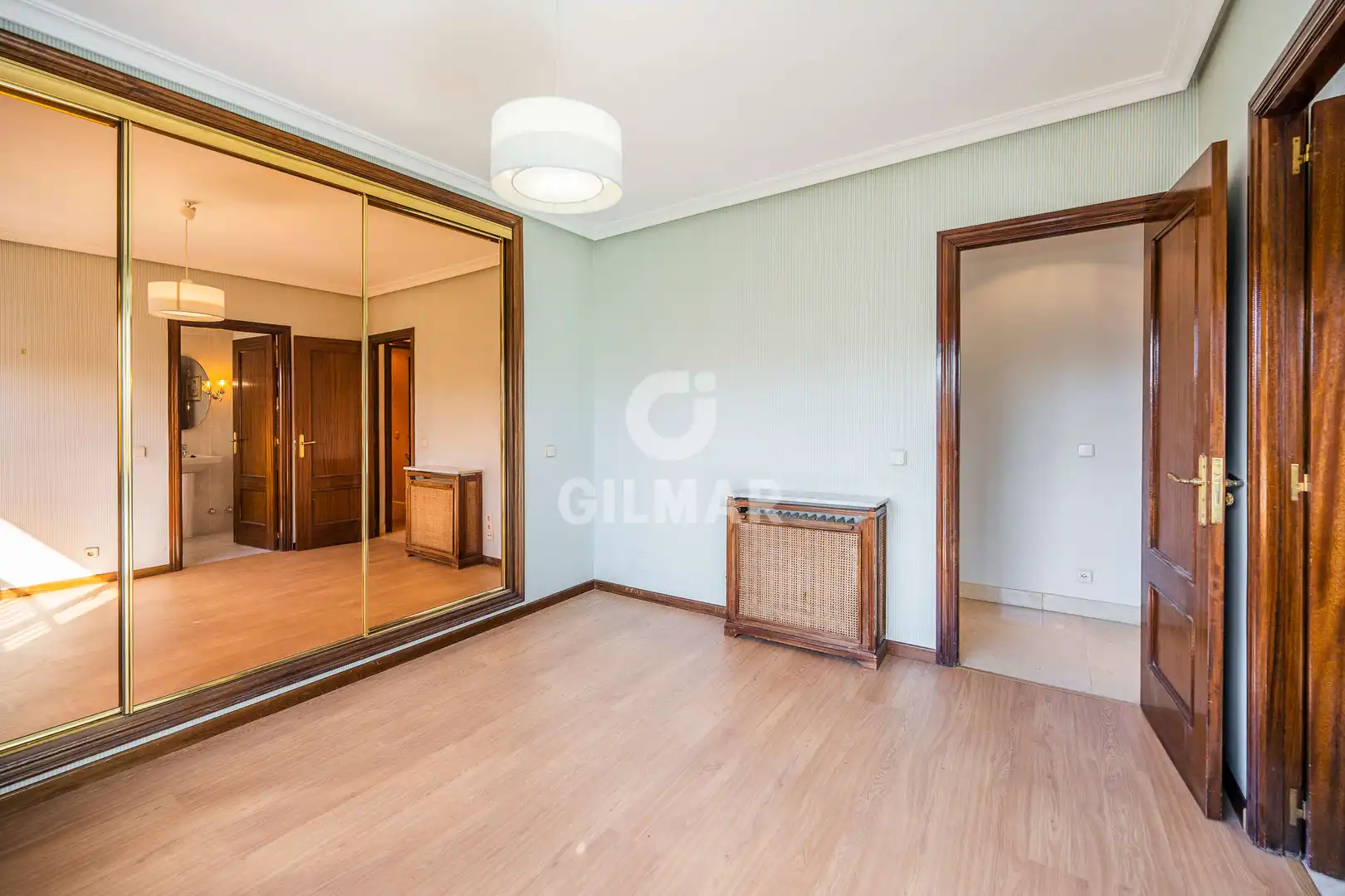 Dormitori de Casa adosada en venda en Madrid amb Calefacció, Jardí privat i Piscina