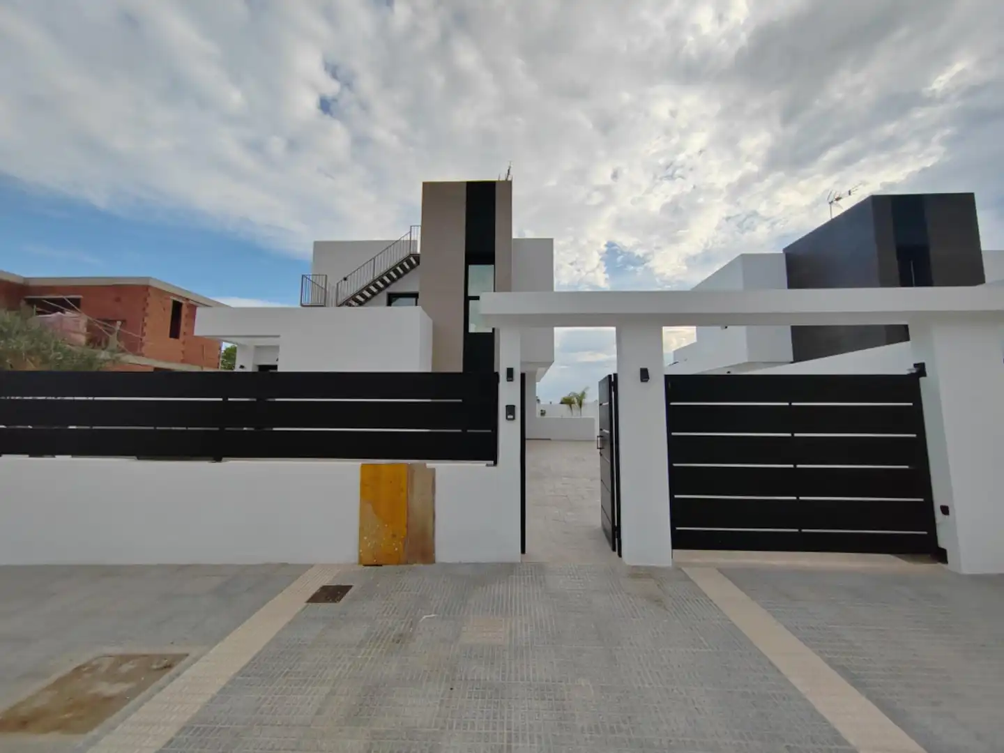 Vista exterior de Casa o chalet en venta en Sant Joan d'Alacant con Aire acondicionado, Calefacción y Jardín privado