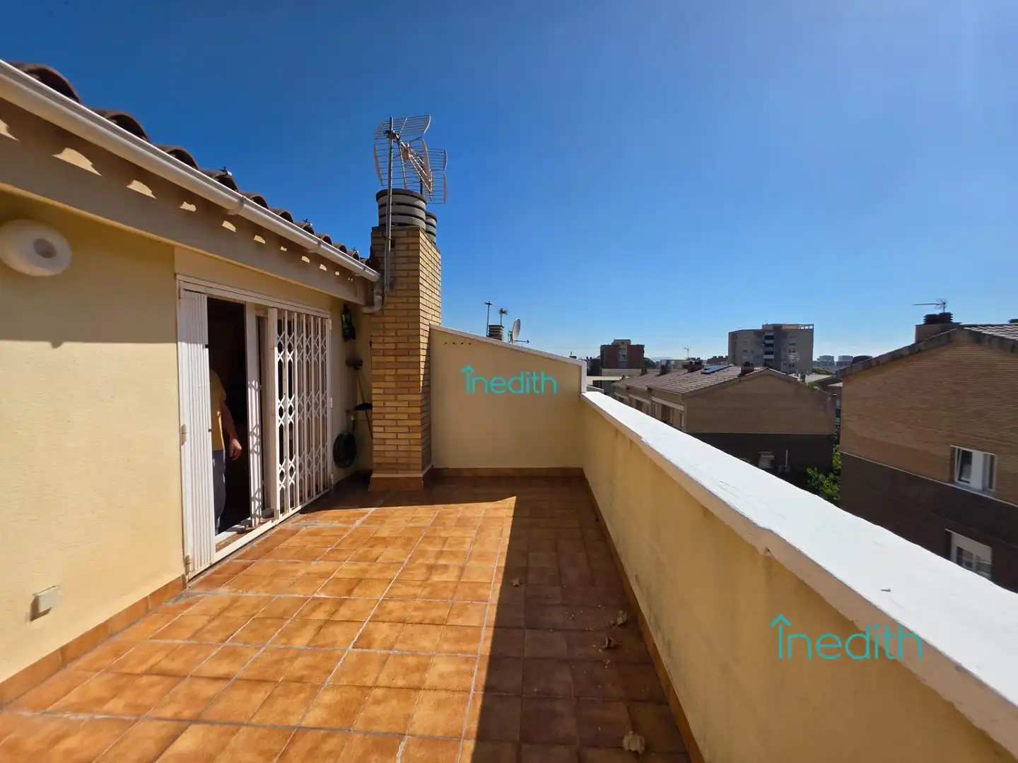 Außenansicht von Haus oder Chalet zum Verkauf in Viladecans mit Heizung, Privatgarten und Terrasse