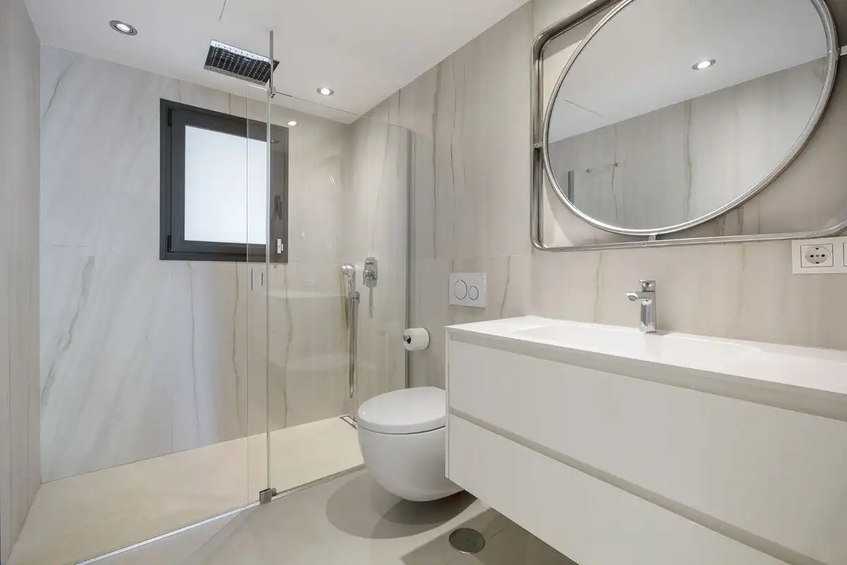Baño de Casa o chalet en venta en Marbella con Jardín privado, Terraza y Piscina