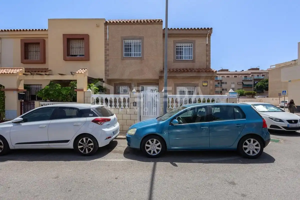Vista exterior de Casa o chalet en venta en Roquetas de Mar con Aire acondicionado, Jardín privado y Terraza