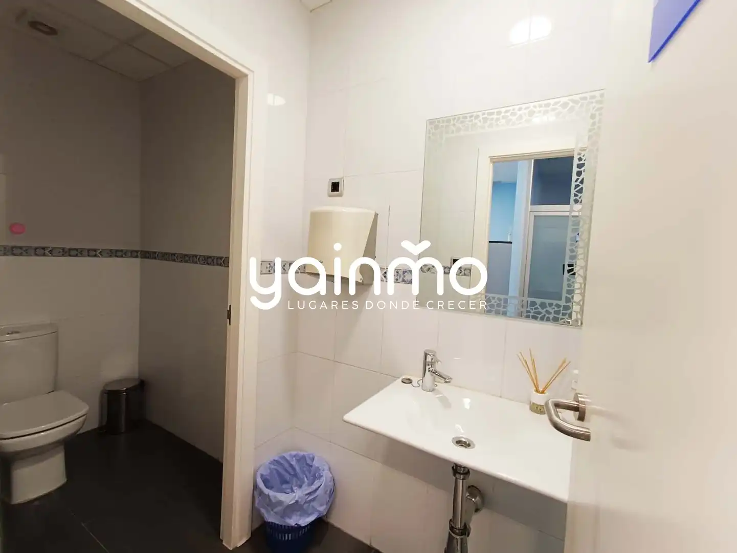 Baño de Local de alquiler en Jaén con Aire acondicionado