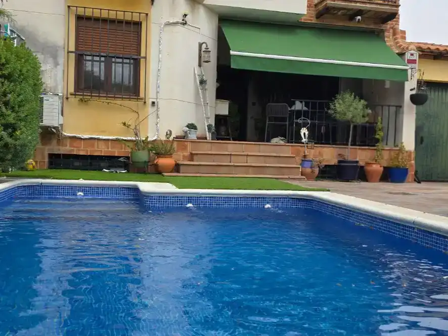 Piscina de Casa adosada en venda en Almodóvar del Campo amb Aire condicionat, Piscina i Balcó