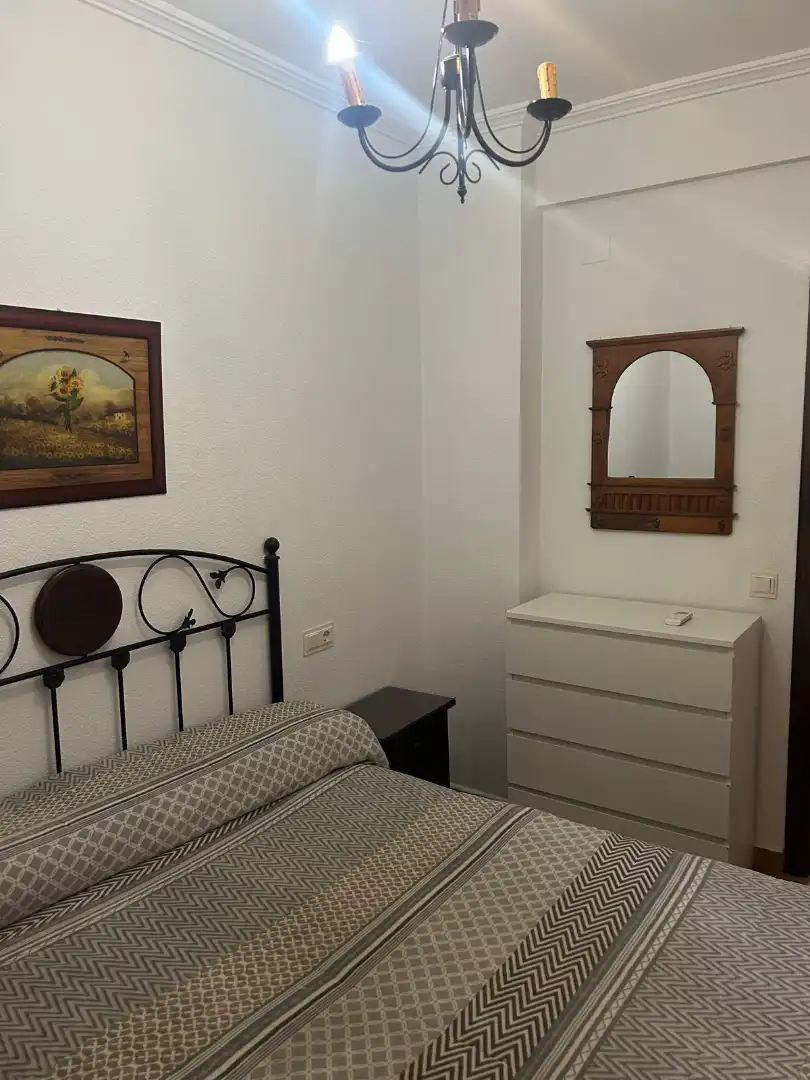 Dormitori de Apartament de lloguer en Dos Hermanas amb Aire condicionat, Moblat i Rentadora