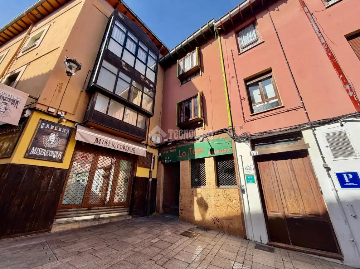 Vista exterior de Local en venta en León Capital  con Calefacción