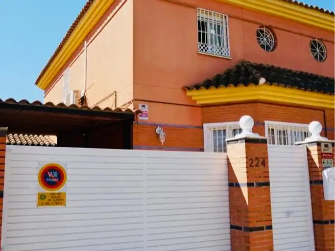 Vista exterior de Casa o xalet de lloguer en Mairena del Aljarafe amb Aire condicionat, Jardí privat i Piscina