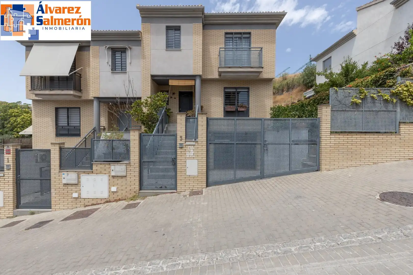 Vista exterior de Casa adosada en venta en Granada con Aire acondicionado, Calefacción y Balcón