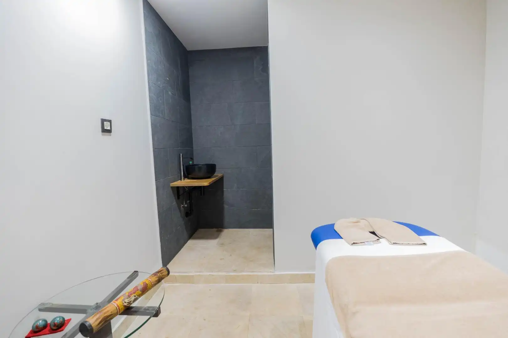 Bathroom of Flat for sale in Benahavís  with Air Conditioner, Heating and Private garden