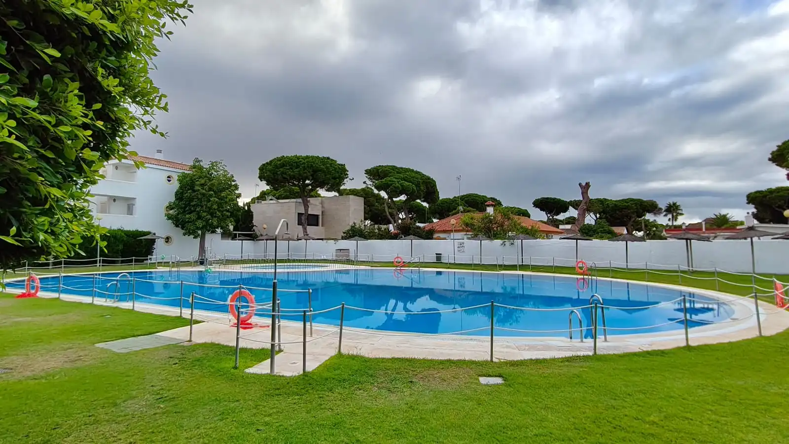 Piscina de Apartamento en venta en Rota con Amueblado, Lavadora y Microondas