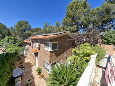 Casa amb piscina en venda a Calle Colomers