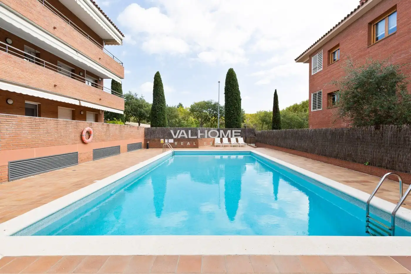 Außenansicht von Wohnung zum Verkauf in Sant Cugat del Vallès mit Klimaanlage, Heizung und Parkett