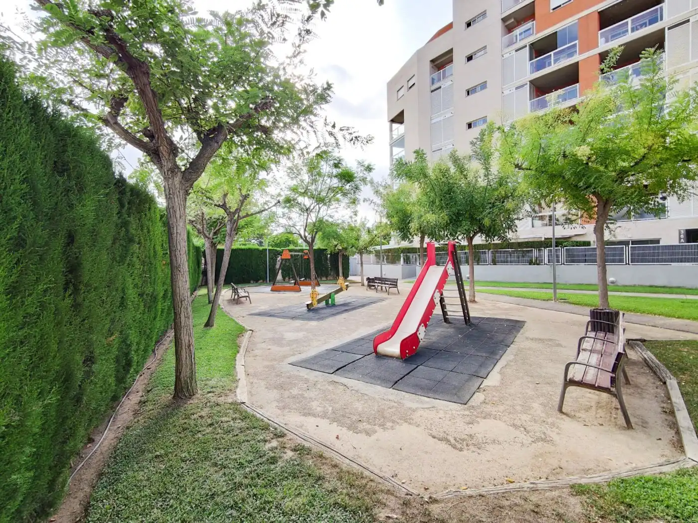Aparcament de Pis de lloguer en Paterna amb Terrassa i Piscina comunitària