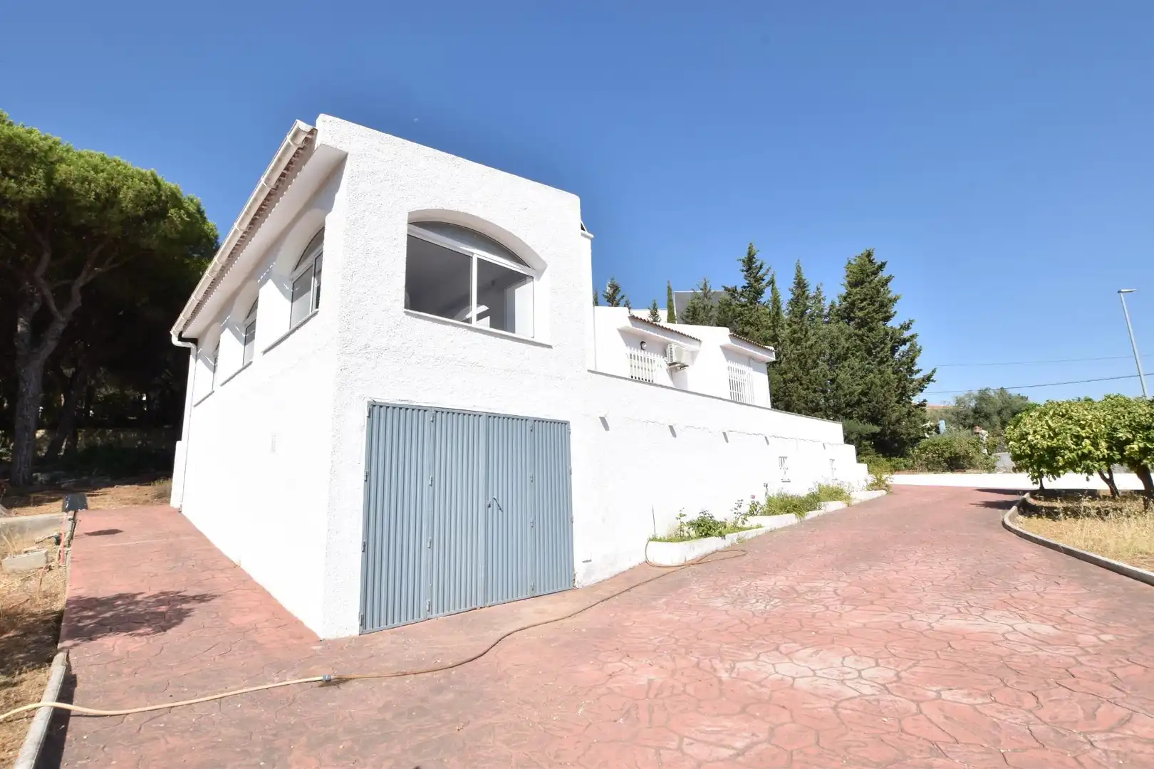 Vista exterior de Casa o xalet en venda en Alhaurín de la Torre amb Jardí privat, Terrassa i Piscina comunitària