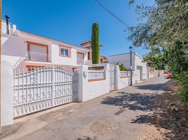 Casa con balcón en venta en Ogíjares