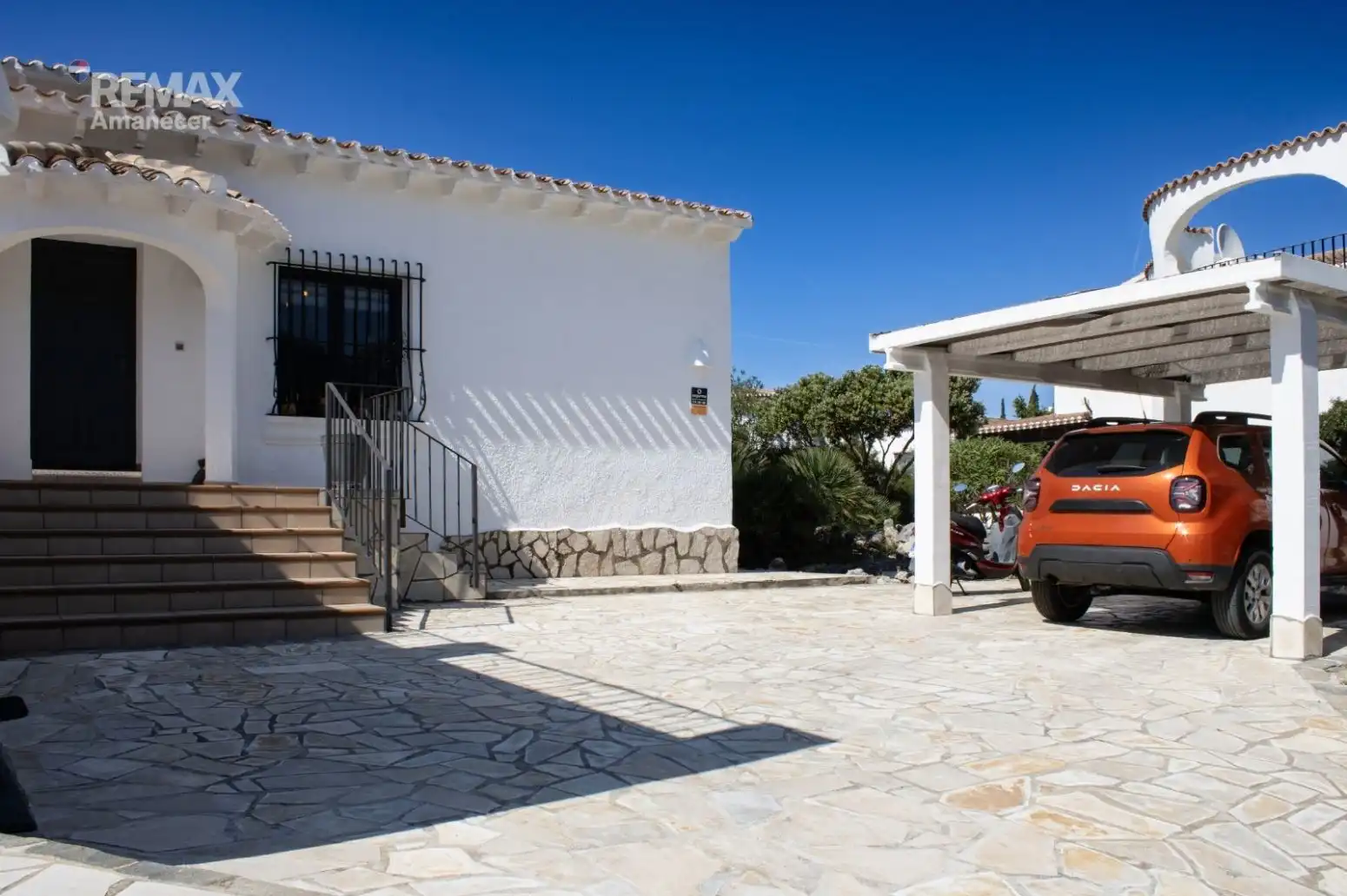Vista exterior de Casa o xalet en venda en El Ràfol d'Almúnia amb Aire condicionat, Jardí privat i Terrassa