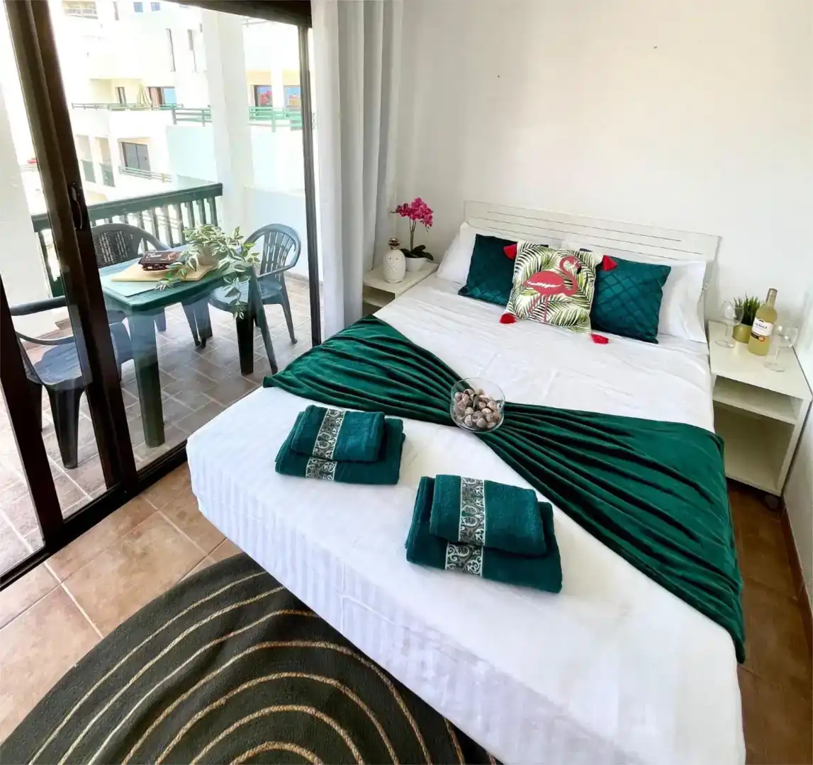 Habitación de Apartamento en venta en Adeje con Piscina y Balcón
