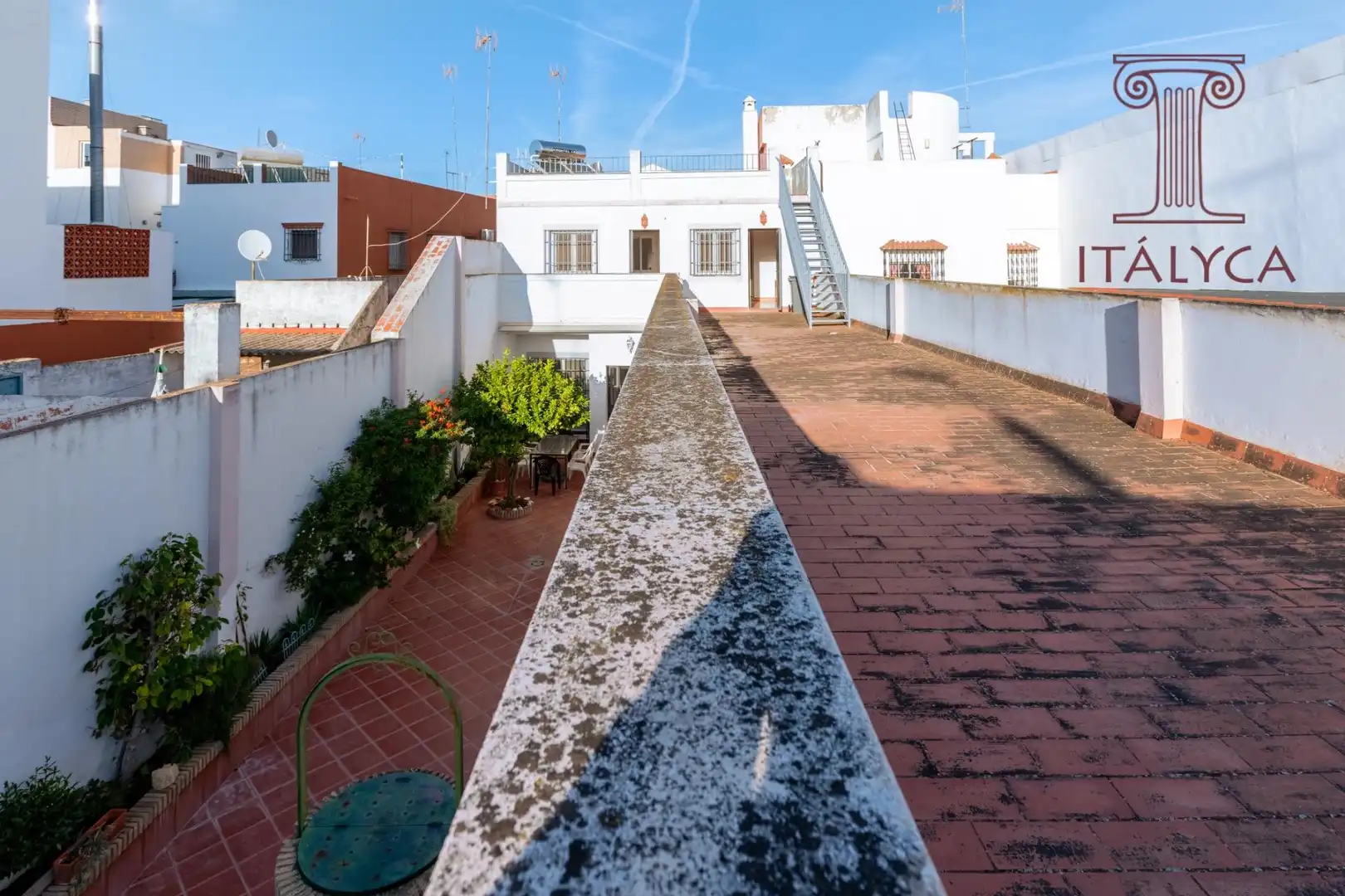 Vista exterior de Casa o xalet en venda en Bormujos amb Aire condicionat, Calefacció i Jardí privat