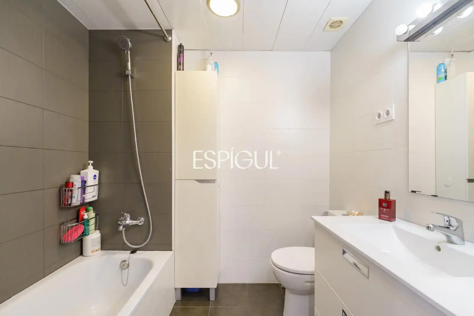 Bathroom of Flat for sale in Mataró  with Air Conditioner, Heating and Terrace