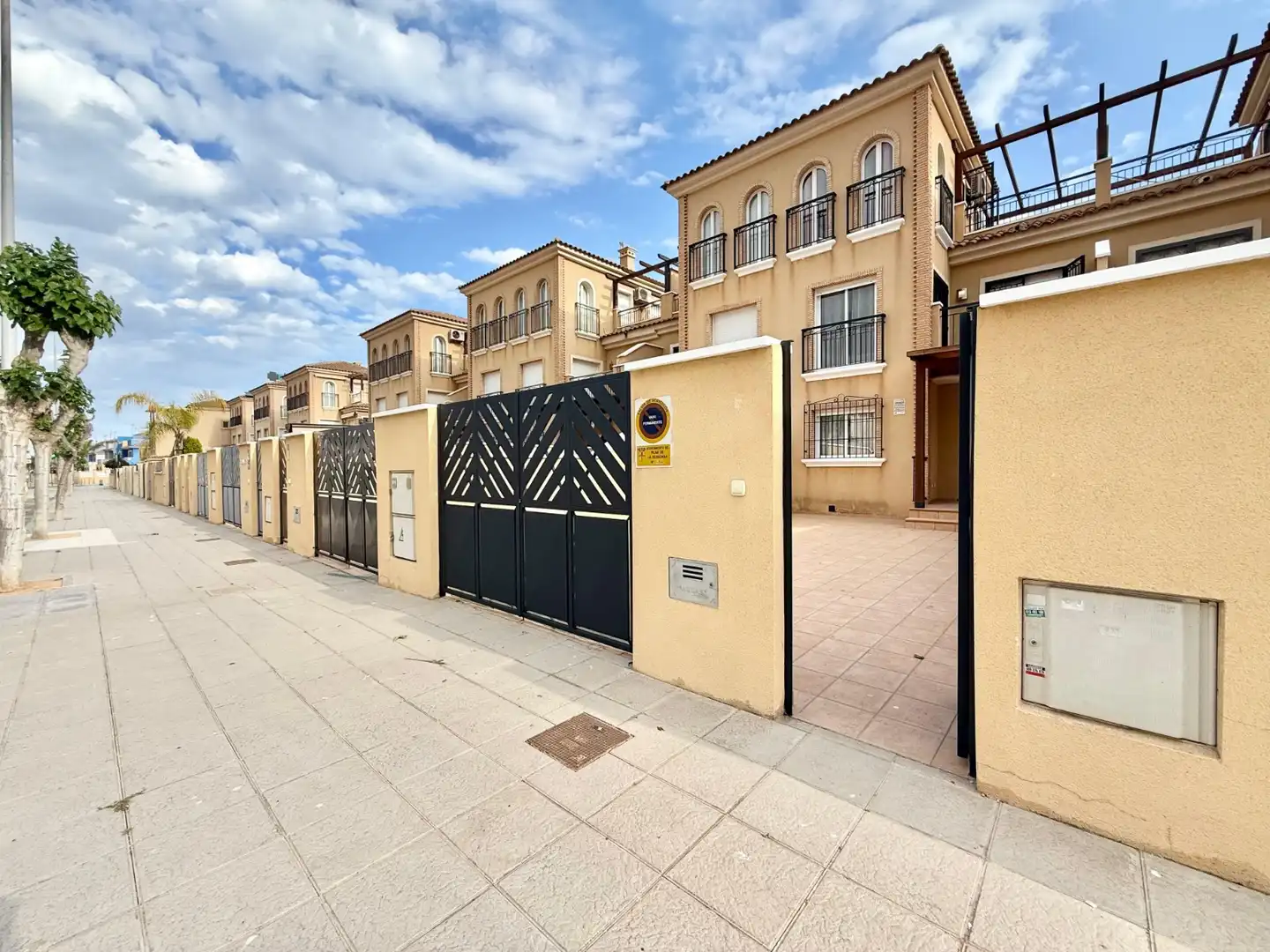 Vista exterior de Casa adosada de alquiler en Pilar de la Horadada con Aire acondicionado, Calefacción y Jardín privado