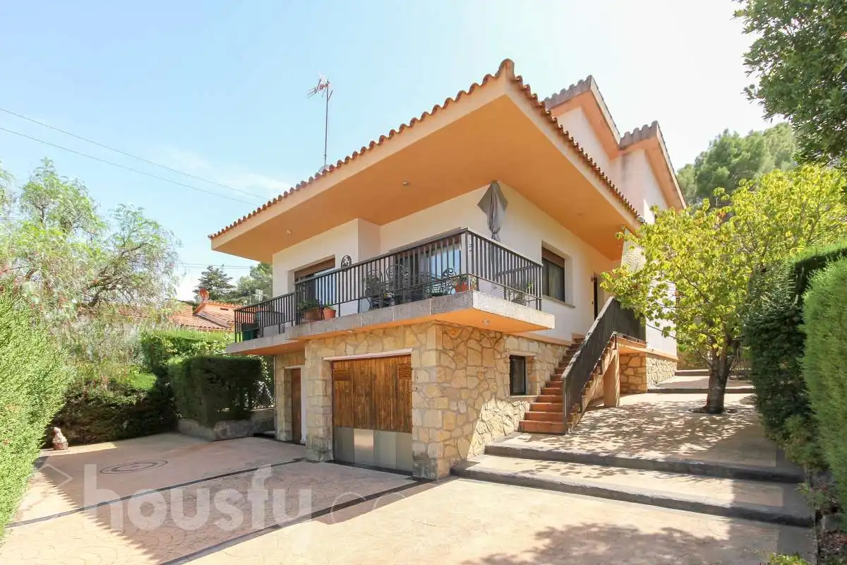 Casa con piscina en venta en Avinguda de Corbera .